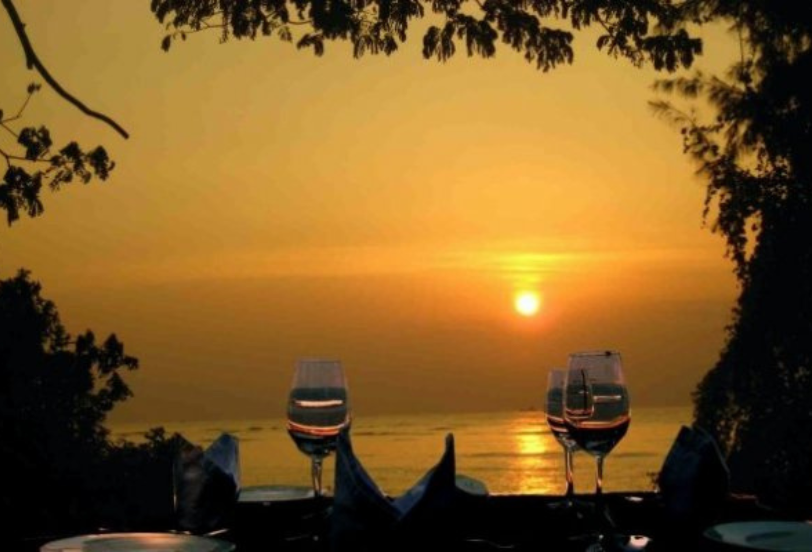 What Makes a Good Waterfront Bar and Restaurant in Fort Kochi?